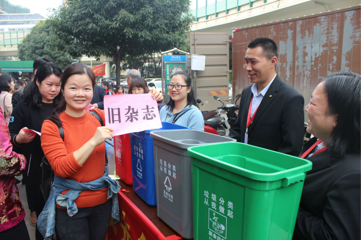 南宁农工商集团有限责任公司开展“垃圾分类，我是党员我先行”主题宣传活动