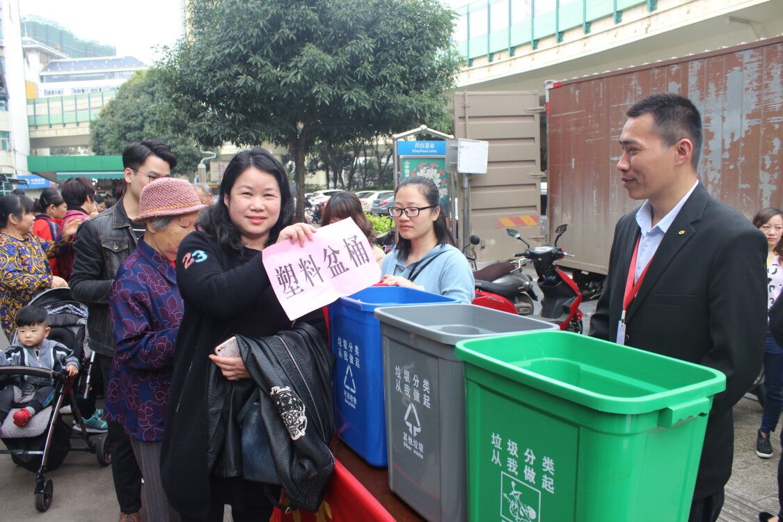 南宁农工商集团有限责任公司开展“垃圾分类，我是党员我先行”主题宣传活动