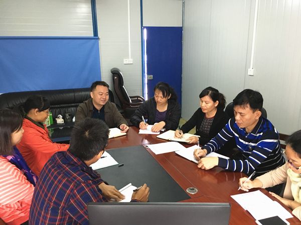 新农商公司党支部组织党员干部集中收看十九大开幕盛况